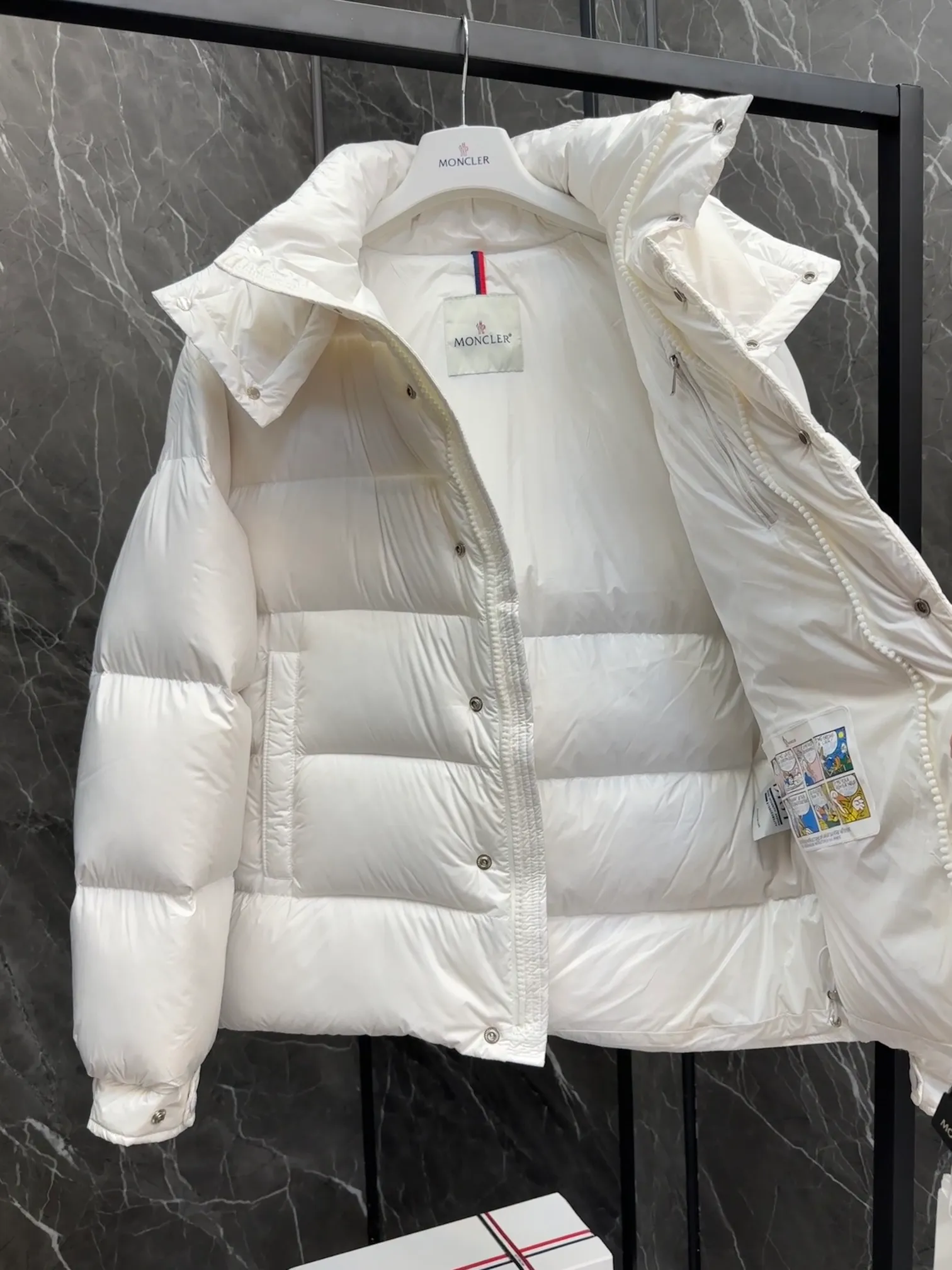 ⬆️Moncler Vezere/Maya 70 . Maya. . . Vezere ， Moncler 。Vezere longue saison ， 。 ， 。 Moncler Maya 。 • longue saison •Nylon léger brillant • • • • • • • Size：1-5 . D 9878045680